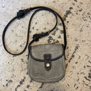 Beautiful Dooney & Bourke cross body bag.